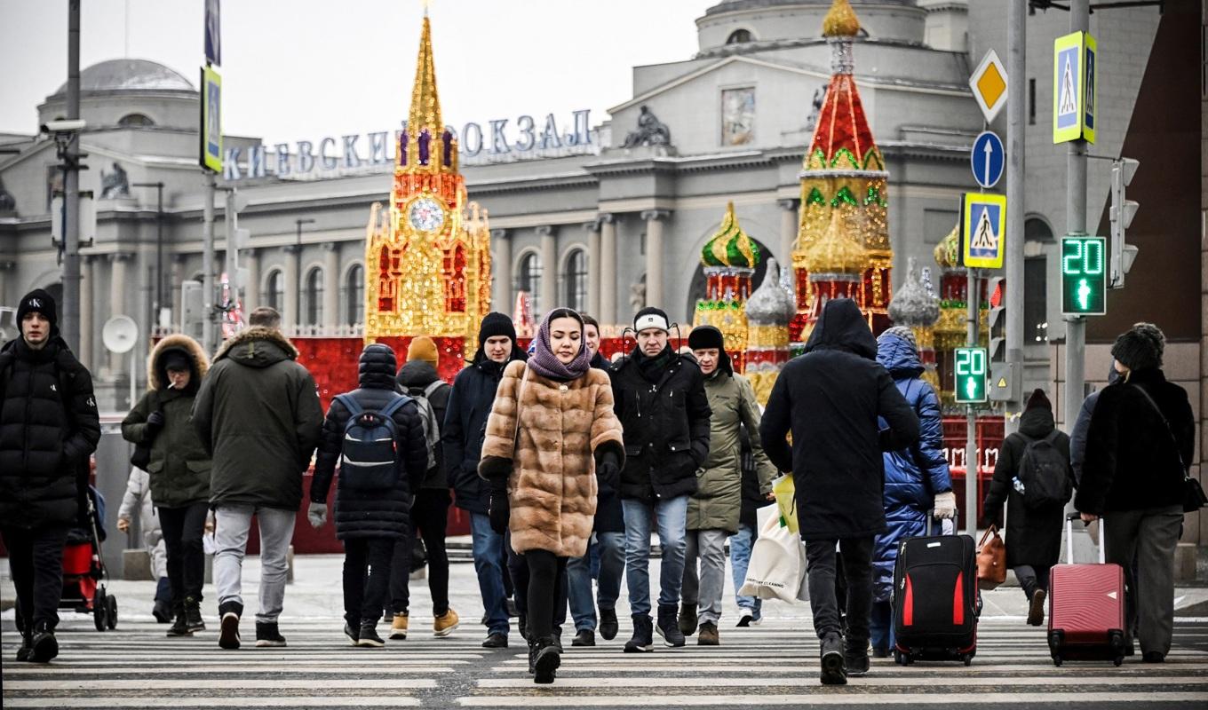 Människor utanför järnvägsstationen Kievsky i Moskva i Ryssland den 8 februari 2023. Foto: Alexander Nemenov/AFP via Getty Images
