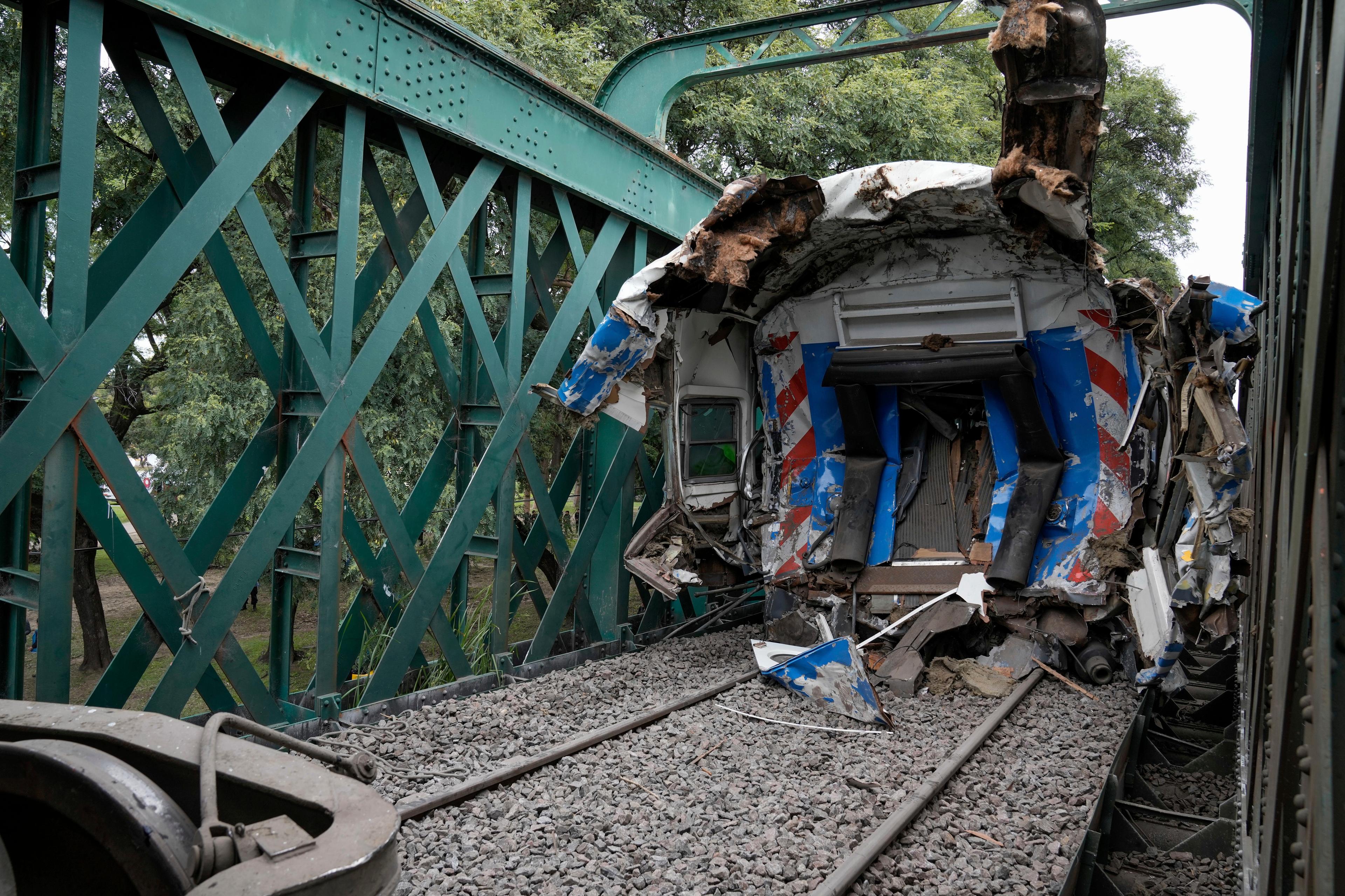 Ett passagerartåg kolliderade med en tom godsvagn i Argentinas huvudstad Buenos Aires. 30 personer fick föras till sjukhus. Foto: Rodrigo Abd/AP/TT