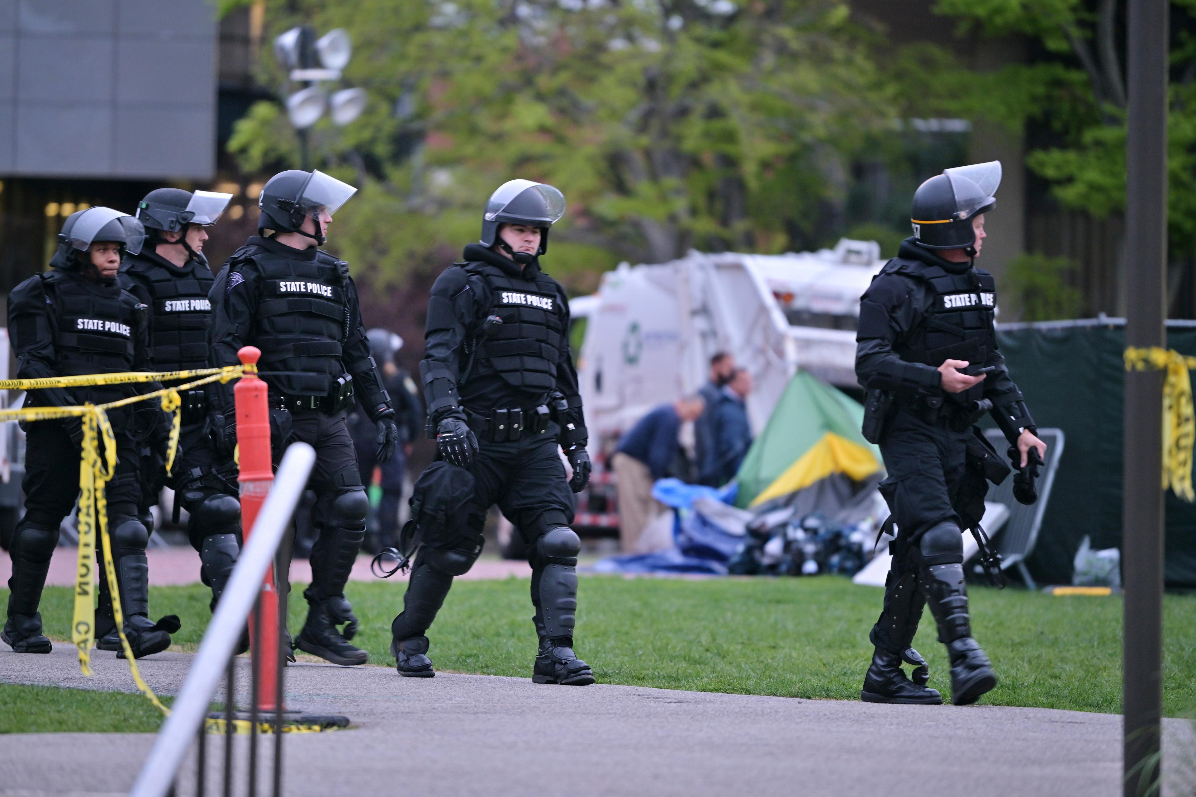 Polis på plats efter fredagens tillslag mot ett propalestinskt protestläger vid lärosätet Massachusetts Institute of Technology (MIT) i USA. Foto: Josh Reynolds/AP