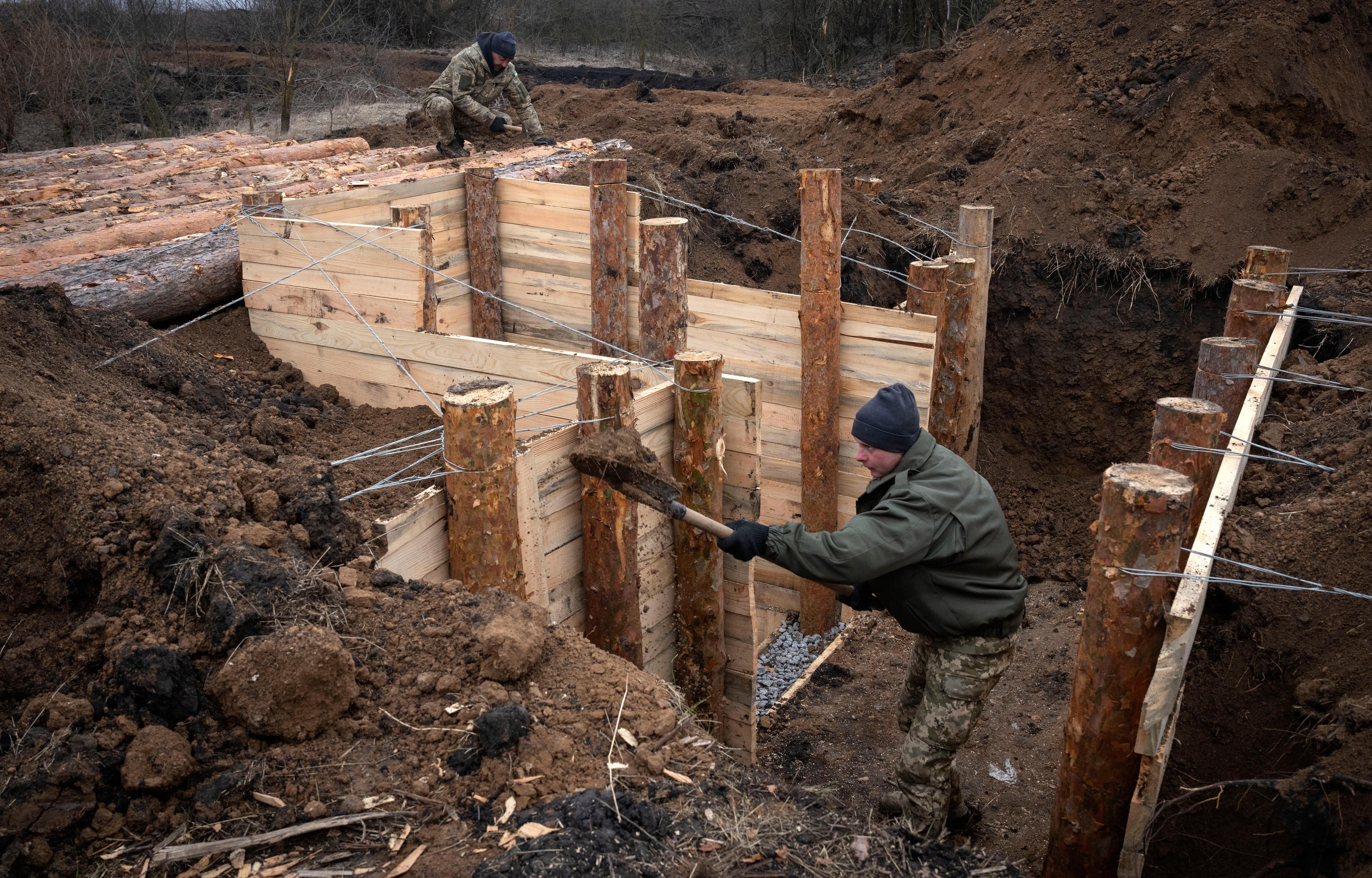 Ukrainsk personal byggde försvarsställningar i Charkivregionen tidigare i mars. Foto: Efrem Lukatsky/AP/TT