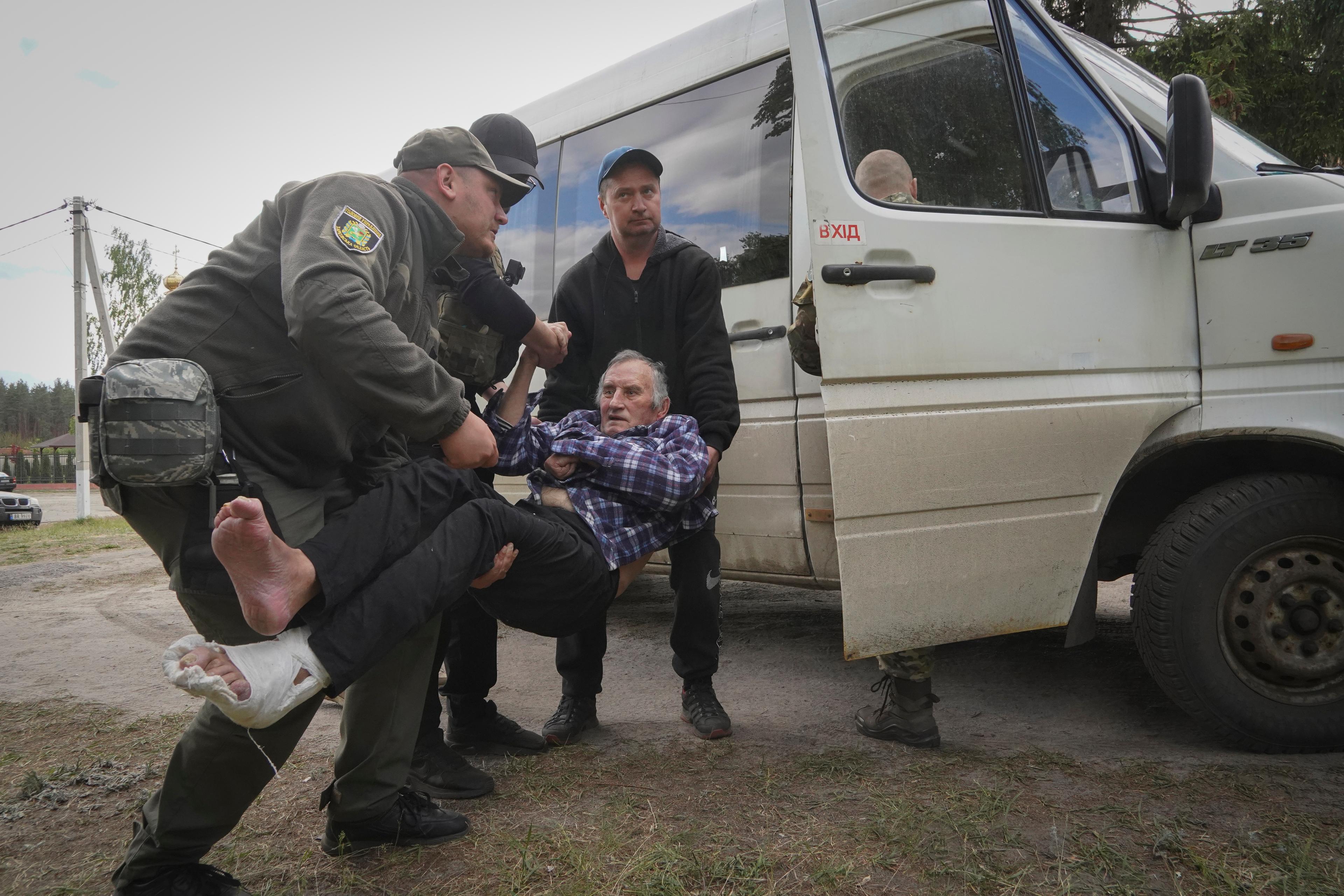 Polis evakuerar invånare i byar nära staden Vovtjansk, som utsätts för kraftig rysk beskjutning. Bild från i lördags. Foto: Andrii Marienko/AP/TT