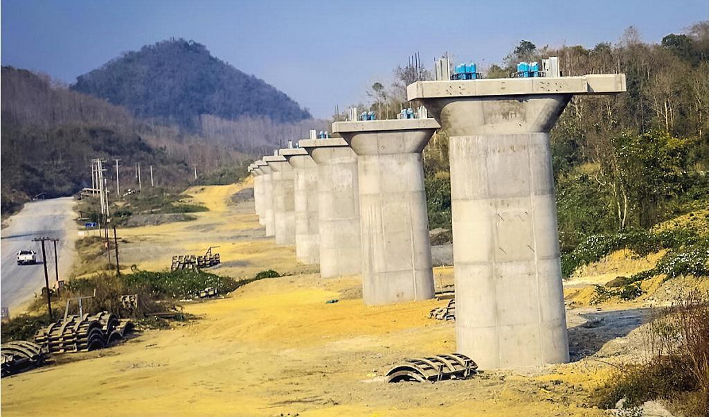 Bilden visar en sträcka av den första järnvägen mellan Kina och Laos – en viktig del av Kinas infrastrukturprojekt ”Ett bälte, en väg”. Foto: Aidan Jones/AFP via Getty Images