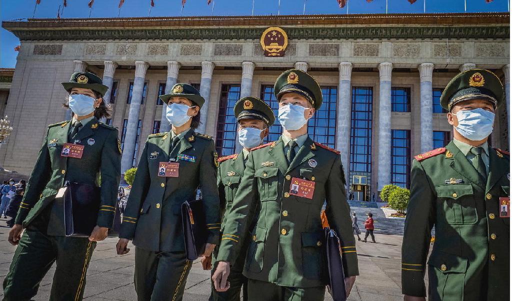 
Militära delegater lämnar öppningsceremonin för Kinesiska kommunistpartiets 20:e partikongress, den 16 oktober 2022 i Peking. Foto: Kevin Frayer/Getty Images                                            