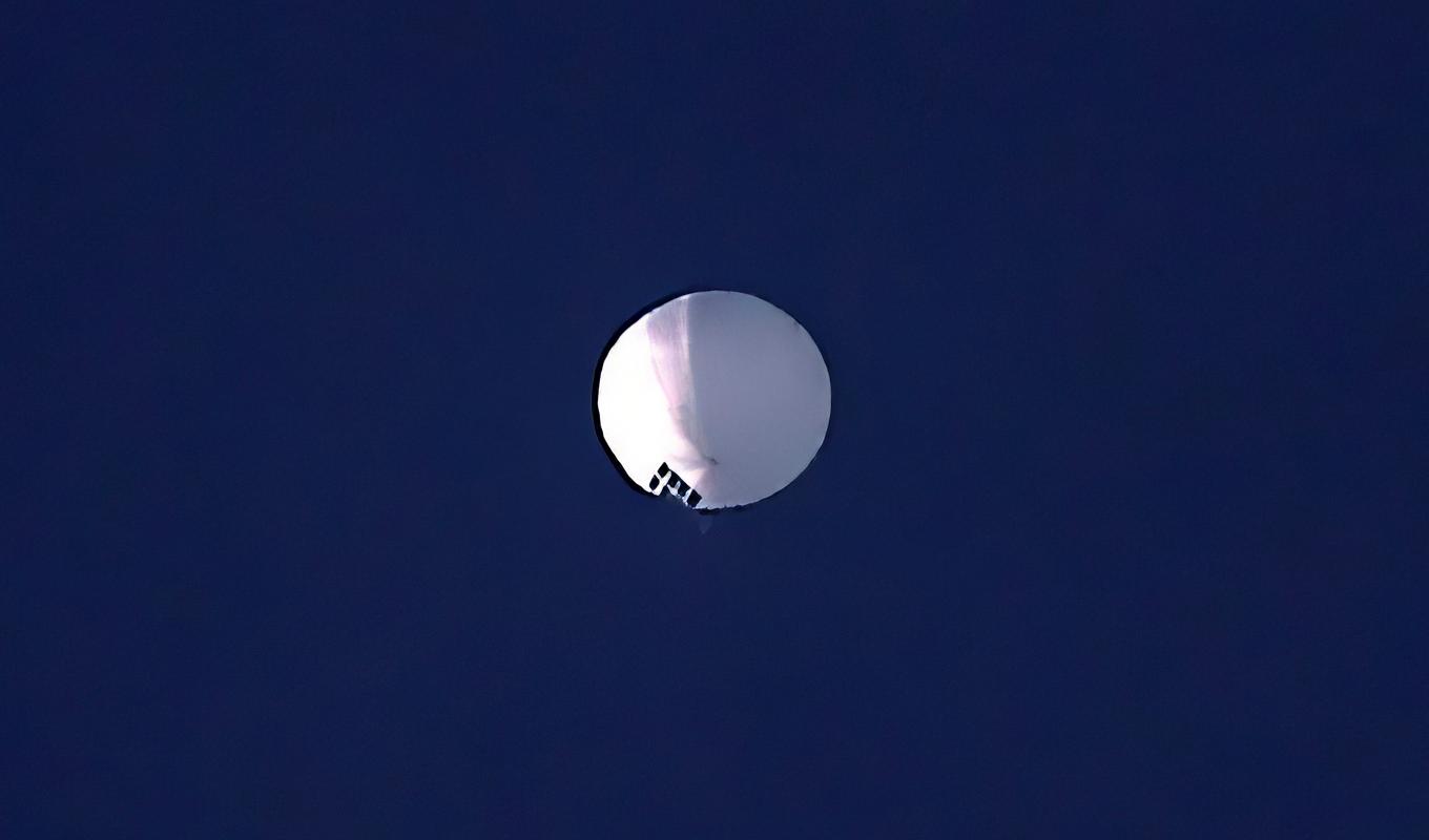 En ballong på hög höjd över Billings i Montana. USA håller för närvarande på att spåra en misstänkt kinesisk övervakningsballong som har setts i amerikanskt luftutrymme de senaste dagarna. Foto: Larry Mayer/AP/TT