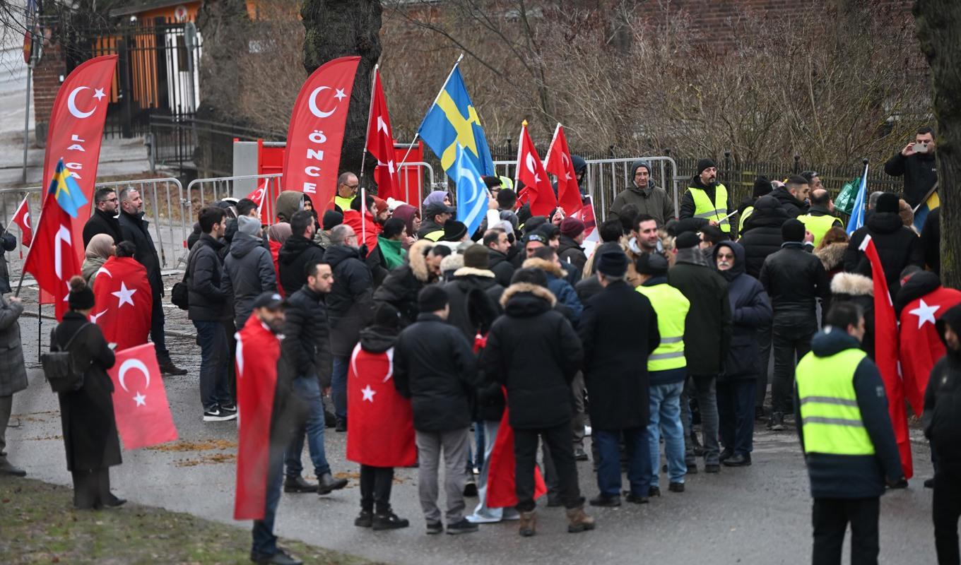 En pro-turkisk organisation demonstrerar utanför Turkiets ambassad i samband med extremistens Rasmus Paludans koranbränning. Arkivbild. Foto: Fredrik Sandberg/TT
