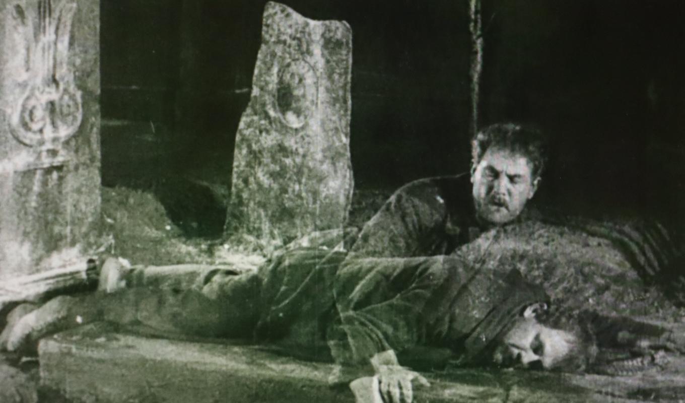 Victor Sjöström som huvudpersonen David Holm i en film som han också själv regisserade, Körkarlen från 1921.