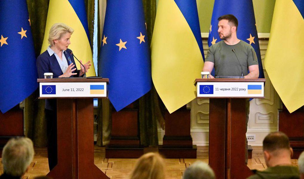 EU-kommissionens ordförande Ursula von der Leyen anlände under onsdagsmorgonen Ukrainas huvudstad till Kiev, för fjärde gången sedan Rysslands invasion av landet. Foto:  SERGEI SUPINSKY/AFP via Getty Images