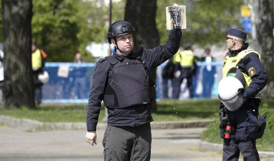 Den dansk-svenske politikern Rasmus Paludan bränner upp en koran i Uppsala den 14 maj. Foto: Marcus Strand