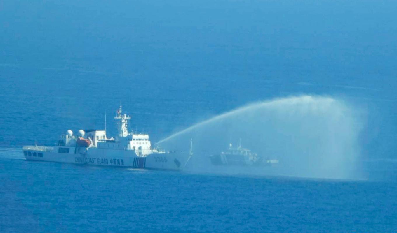 Ett kinesiskt fartyg använder vattenkanon mot ett filippinsk båt på väg mot Scarboroughrevet i en incident som utspelades på lördagen. Foto: AP via filippinska kustbevakningen/TT
