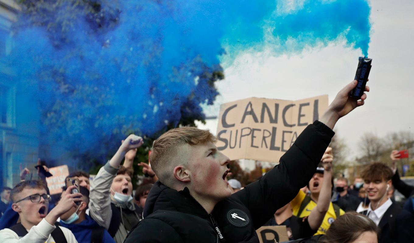 Chelseasupportrar protesterar våren 2021 mot klubbens planer på att gå med i den så kallade superligan i fotboll. Arkivbild. Foto: Matt Dunham/AP/TT