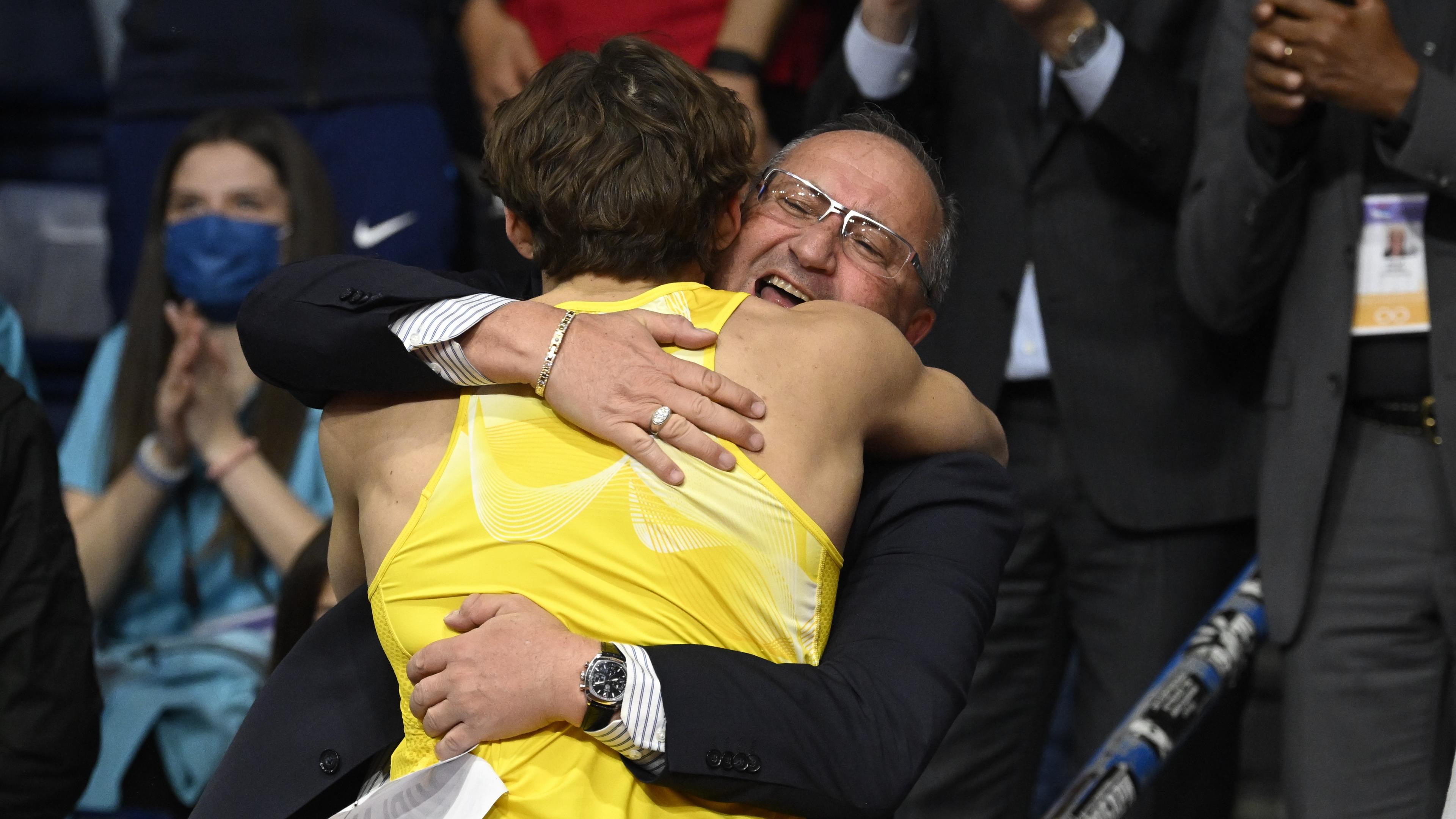 Ett stort ögonblick för Daniel Wessfeldt. Här kramar han om sin adept Armand Duplantis, som just vunnit guld i inomhus-VM i Belgrad 2022. Dessutom på nytt världsrekord, 6,20. Foto: Jessica Gow/TT