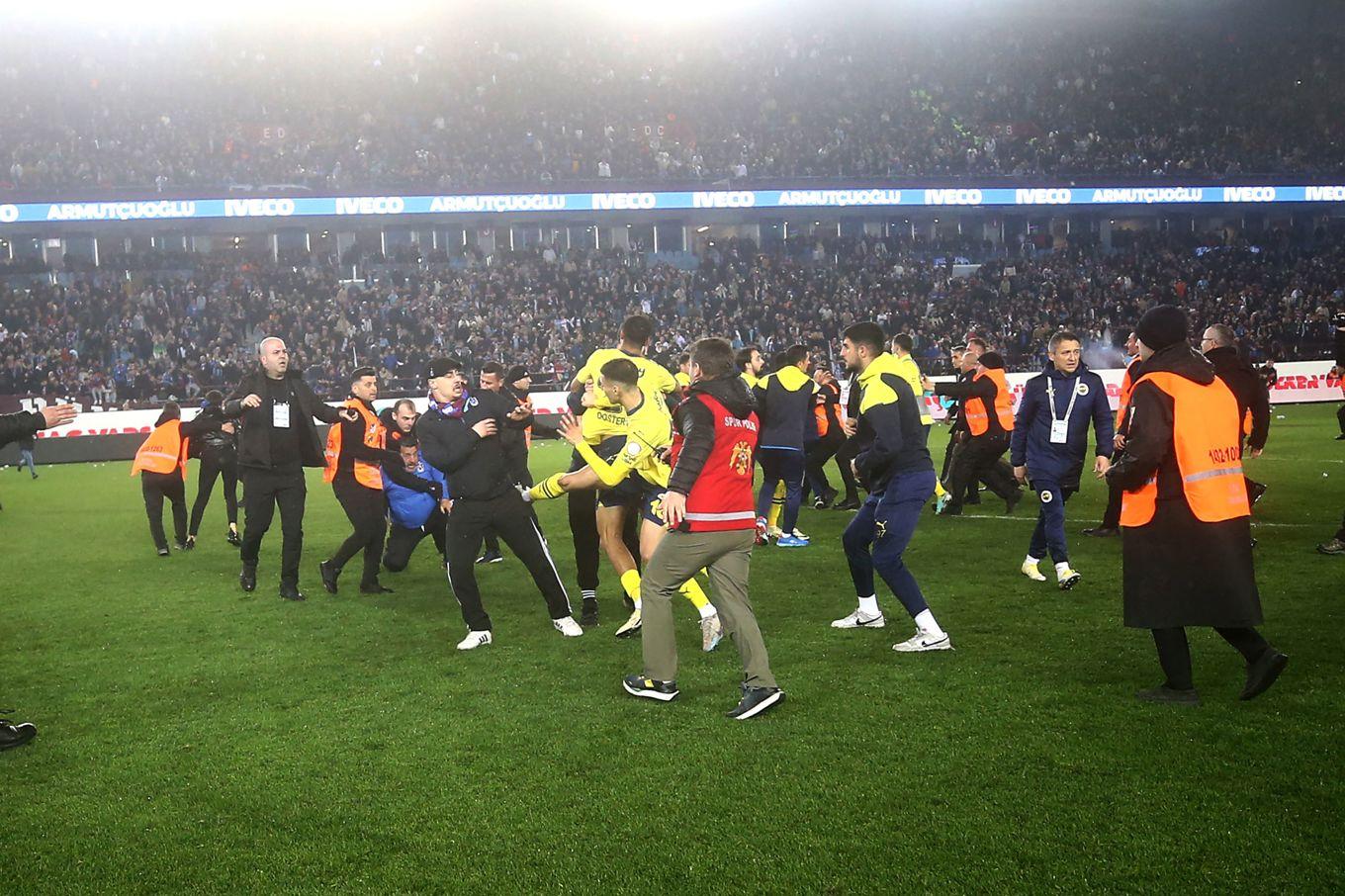 Bilden som tillhandahållits av turkiska nyhetsbyrån DHA visar när Fenerbahçespelare attackeras av Trabzonspors fans efter matchen i turkiska superligan som Fenerbache vann med 3–2. Foto: Demiroren News Agency/AFP/TT