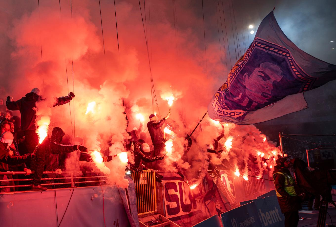 Bengalbränning i Malmö FF-klacken under SM-guldmatchen hemma mot Elfsborg i november i fjol. Arkivbild. Foto: Johan Nilsson/TT