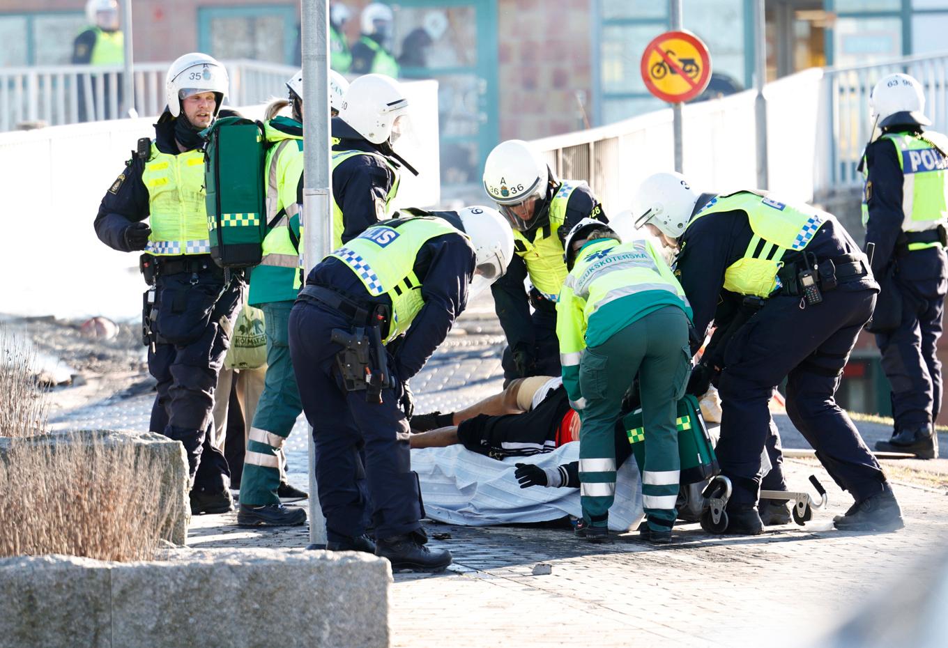 Polis och ambulanspersonal under upploppen i Norrköping påsken 2022. Arkivbild. Foto: Stefan Jerrevång/TT