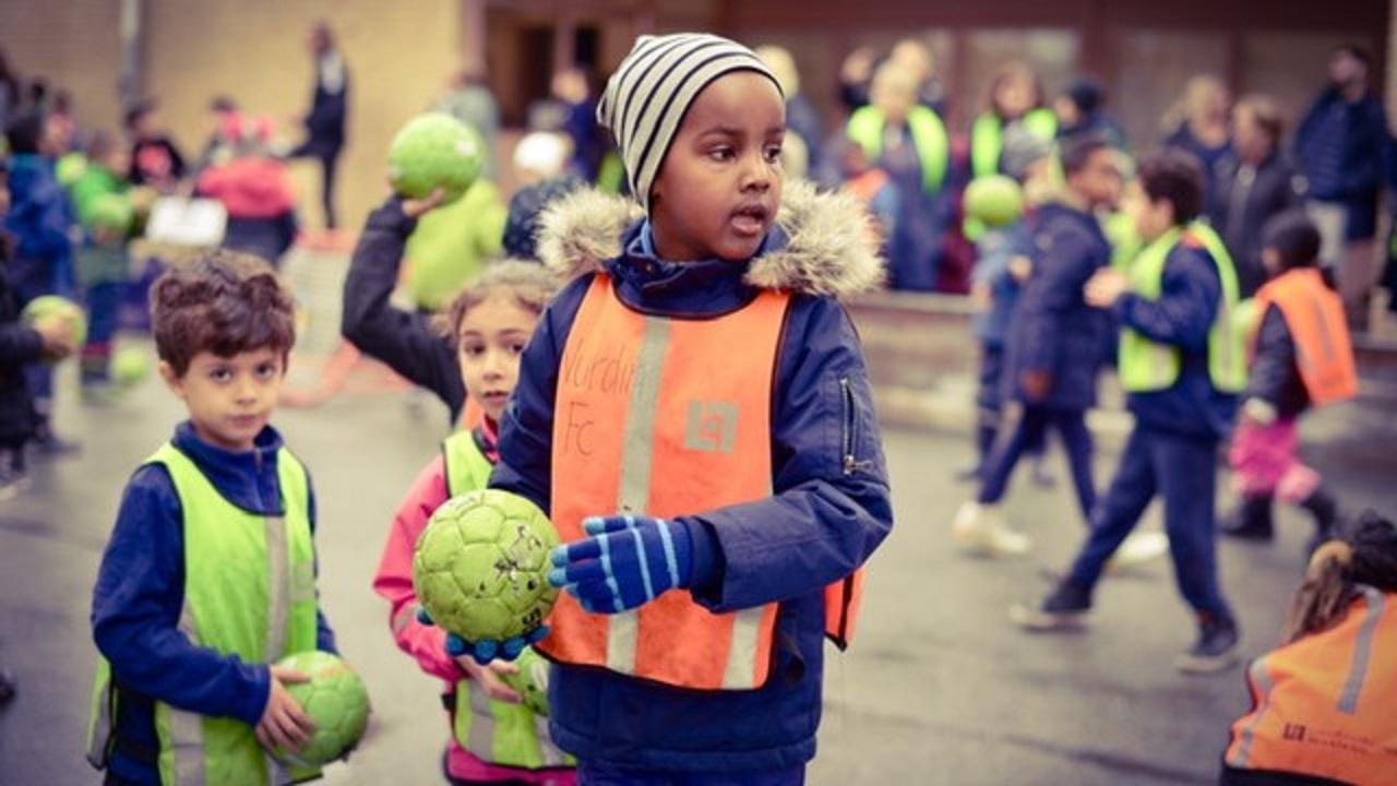 Under VM i handboll fick skolbarn från Göteborgsområden prova sporten i Scandinavium och lära sig hur stjärnorna förbereder sig för match. Foto: Idrottens Kraft