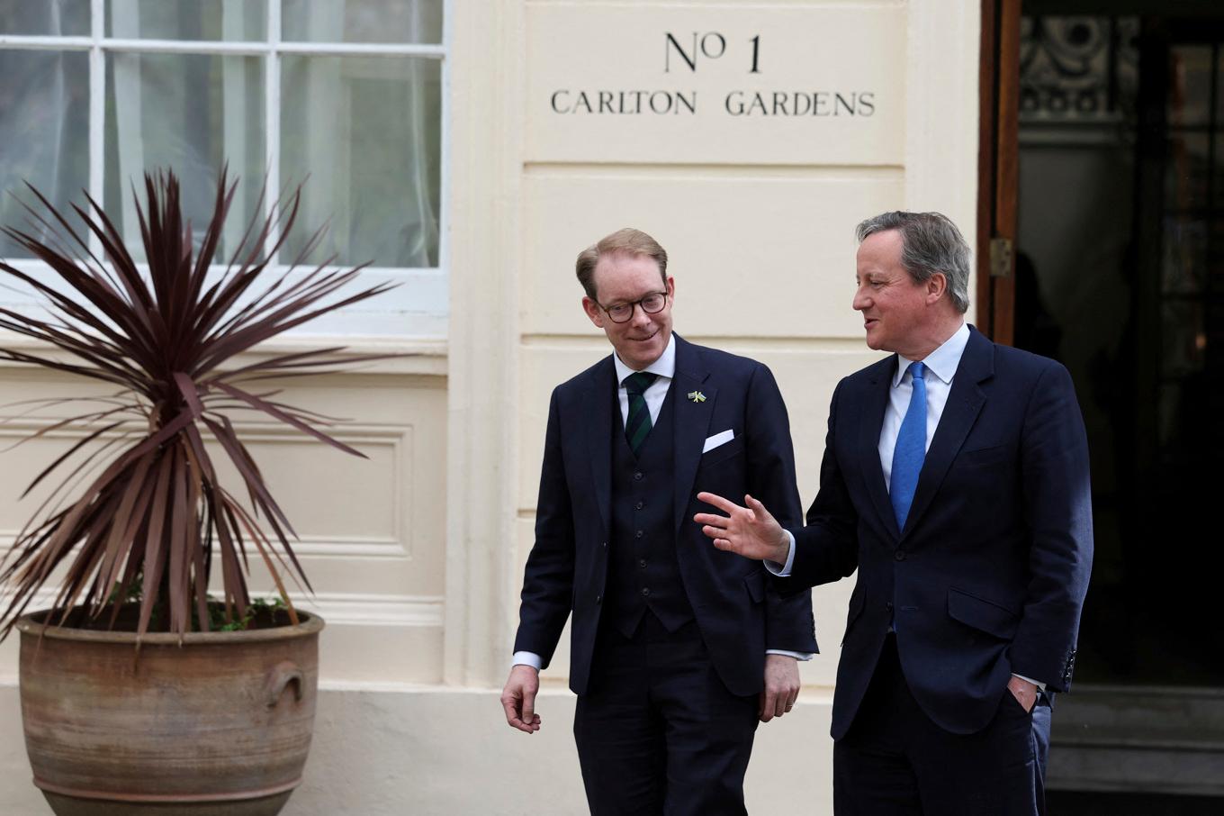 Sveriges och Storbritanniens utrikesministrar, Tobias Billström och David Cameron, vid ett möte i London på måndagen. Foto: Isabel Infantes/AP/TT