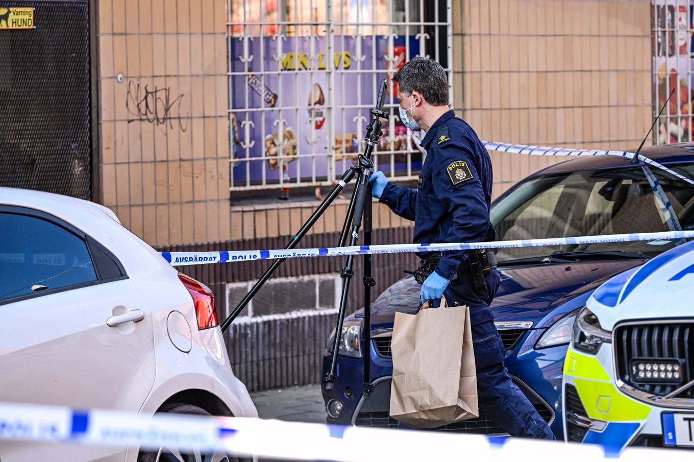 Kriminaltekniker på plats i centrala Malmö på lördag förmiddag efter att en man hittats svårt skadad. Foto: Johan Nilsson/TT