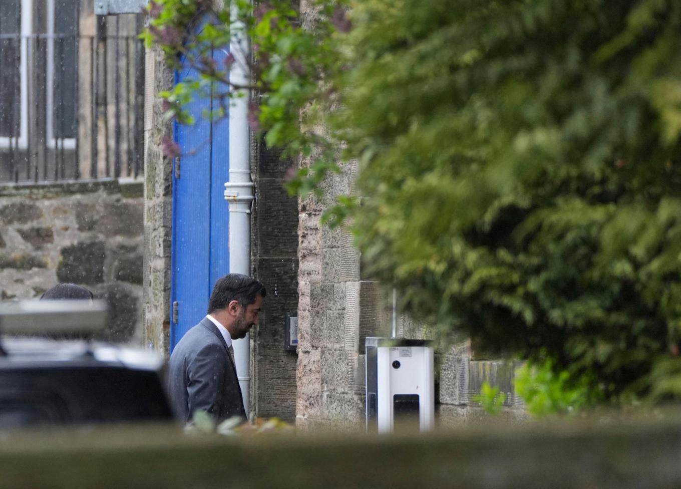 Humza Yousaf på väg in i Bute House, försteministerns residens i Edinburgh, där han meddelade sin avgång på måndagen. Foto: Andrew Milligan/PA via AP/TT