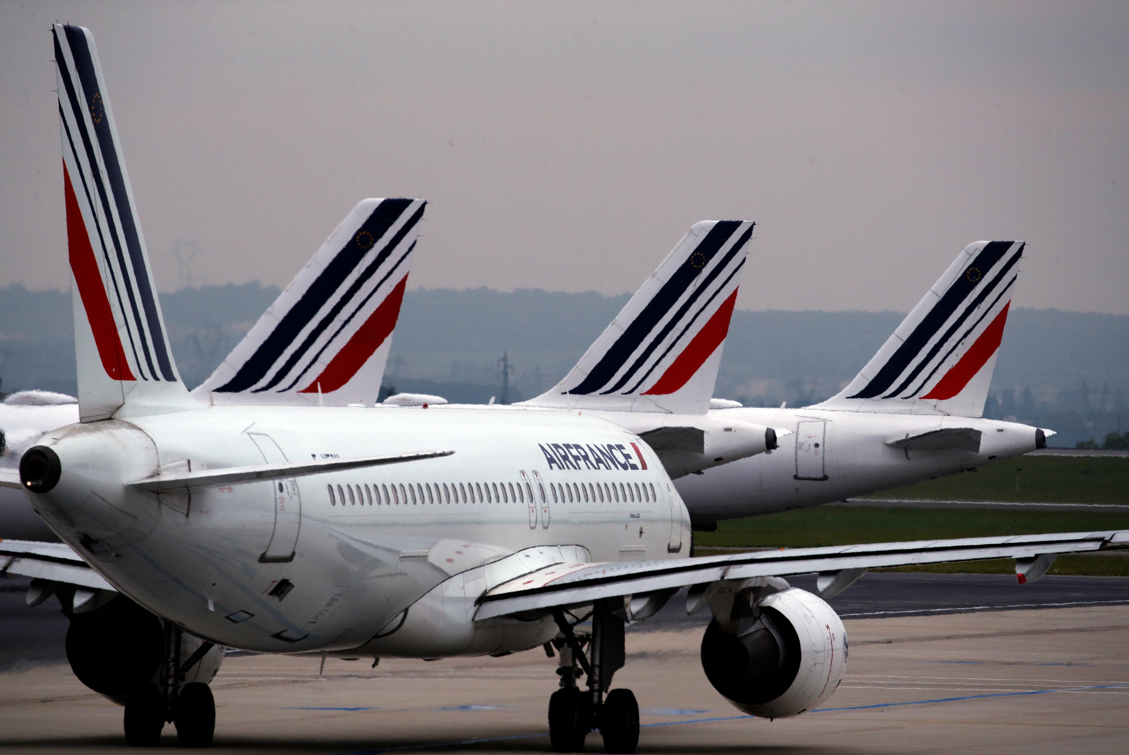 En samling Air France-plan vid flygplatsen i Paris. Arkivbild. Foto: Christophe Ena/AP/TT