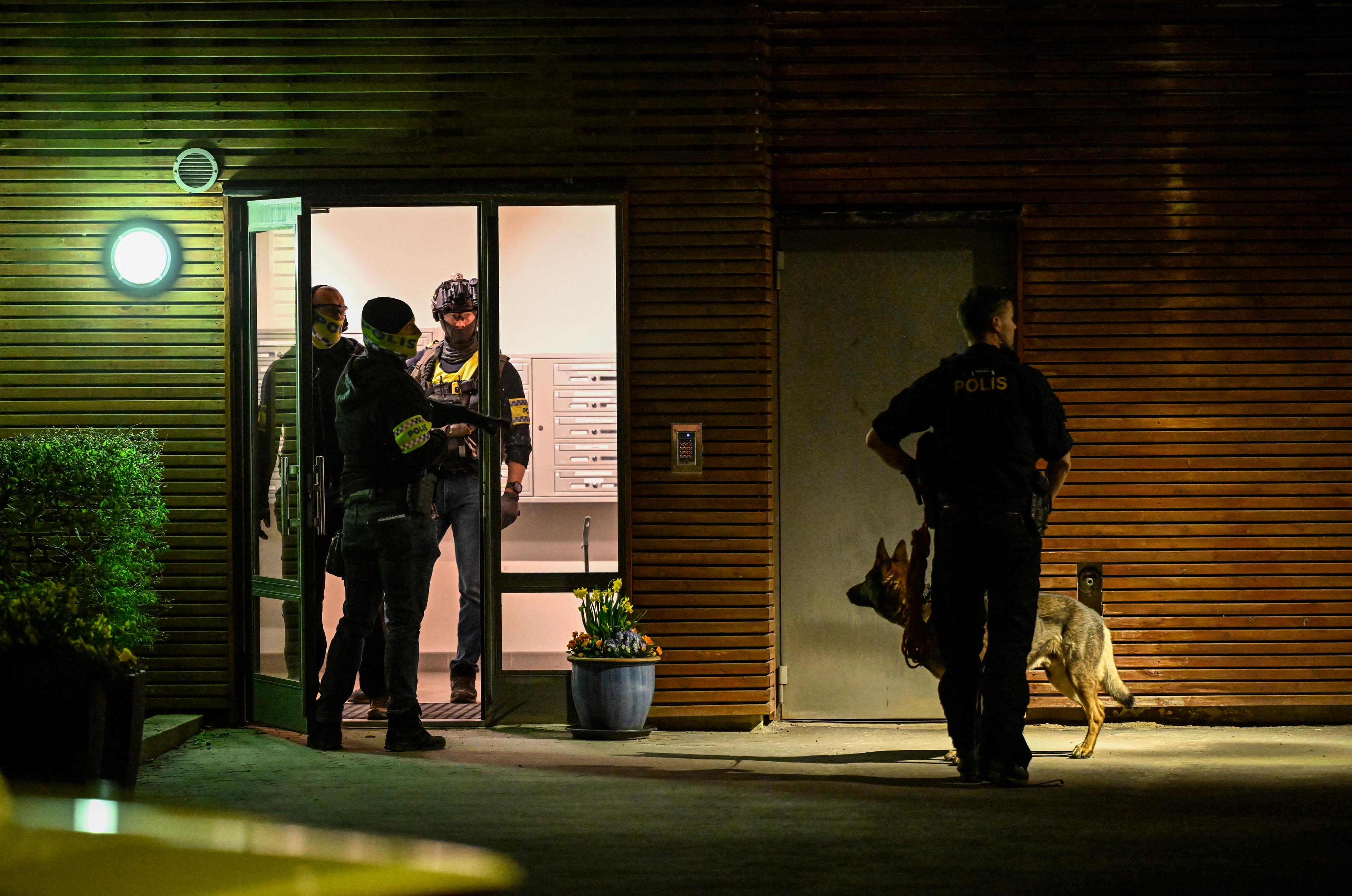 Poliser på plats efter larm om en skjutning mot en lägenhet i Hammarby sjöstad i södra Stockholm på fredagskvällen. Foto: Henrik Montgomery/TT