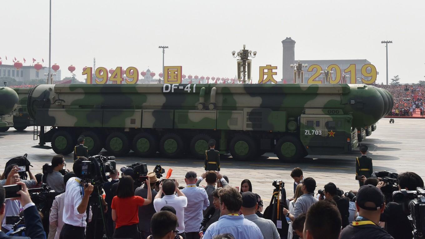 DF-41 interkontinentala ballistiska missiler visas upp vid en militärparad på Himmelska fridens torg i Peking den 1 oktober 2019. Foto: Greg Baker/AFP via Getty Images