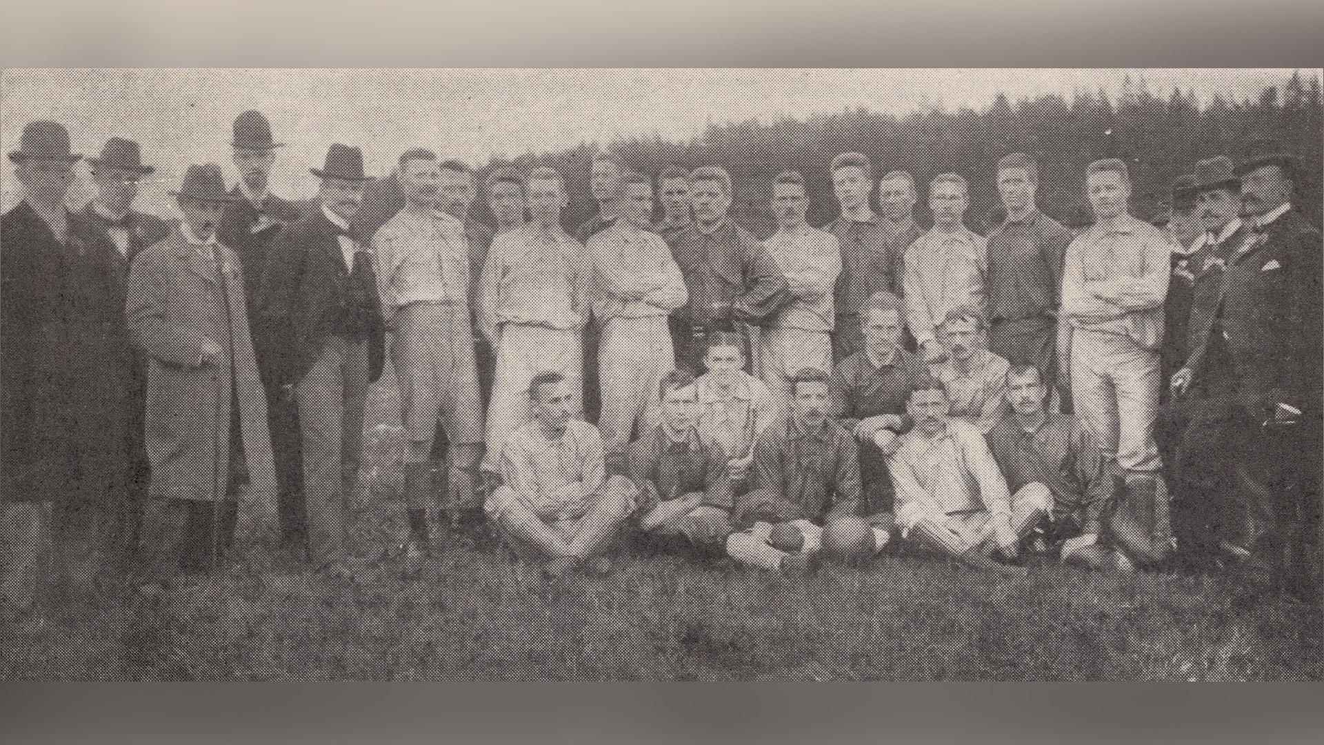 AIK:s och Djurgårdens lag på Svea Livgardes Idrottsplats efter första fotbollsmatchen mellan klubbarna 1899. Foto: AIK:s 50-årsbok (1941)