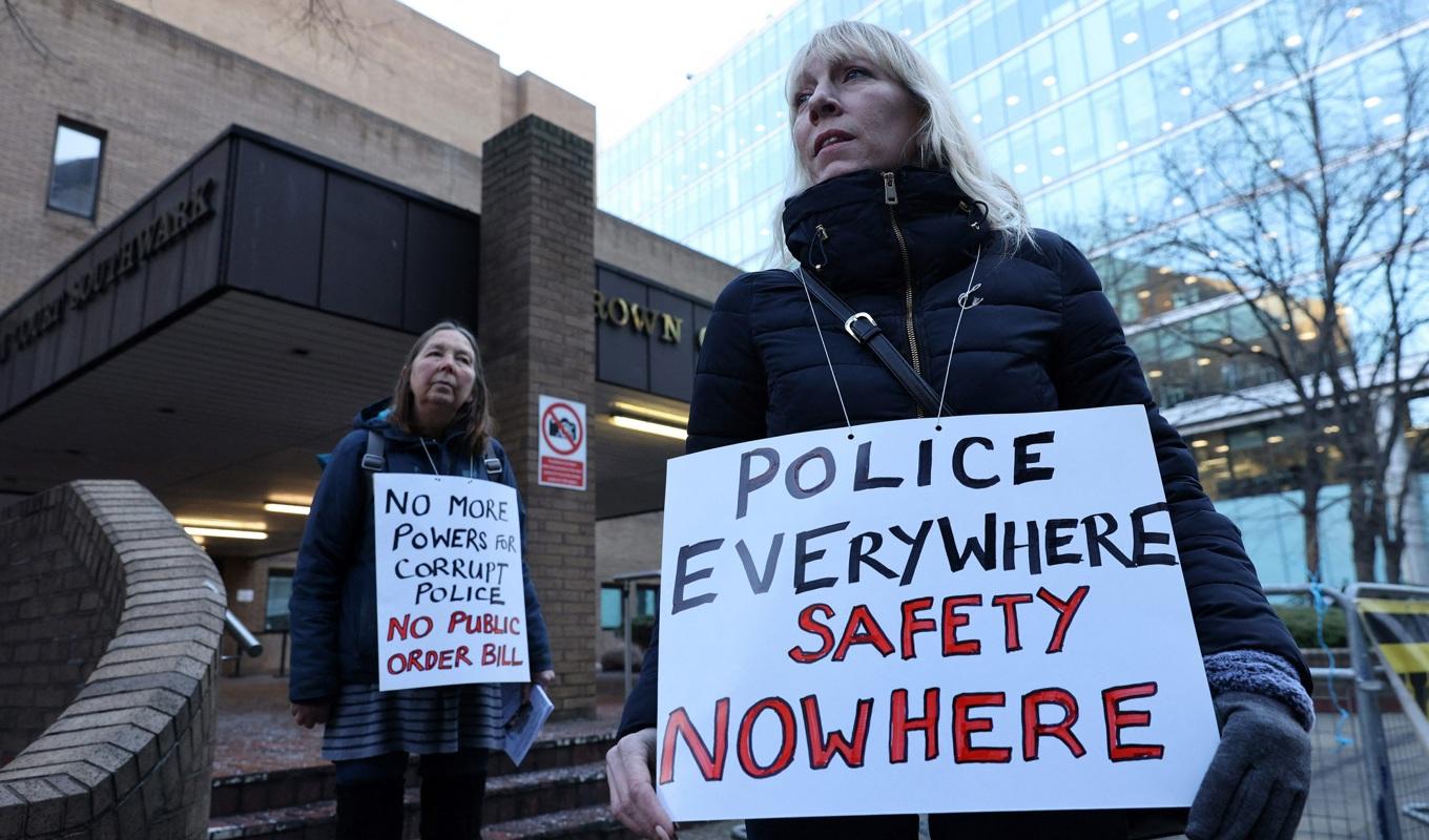 Demonstranter håller upp plakat utanför Southwark Crown Court i London den 6 februari i samband med rättegången mot serievåldtäktsmannen och tidigare polisen David Carrick. Foto: Adrian Dennis/AFP via Getty Images
