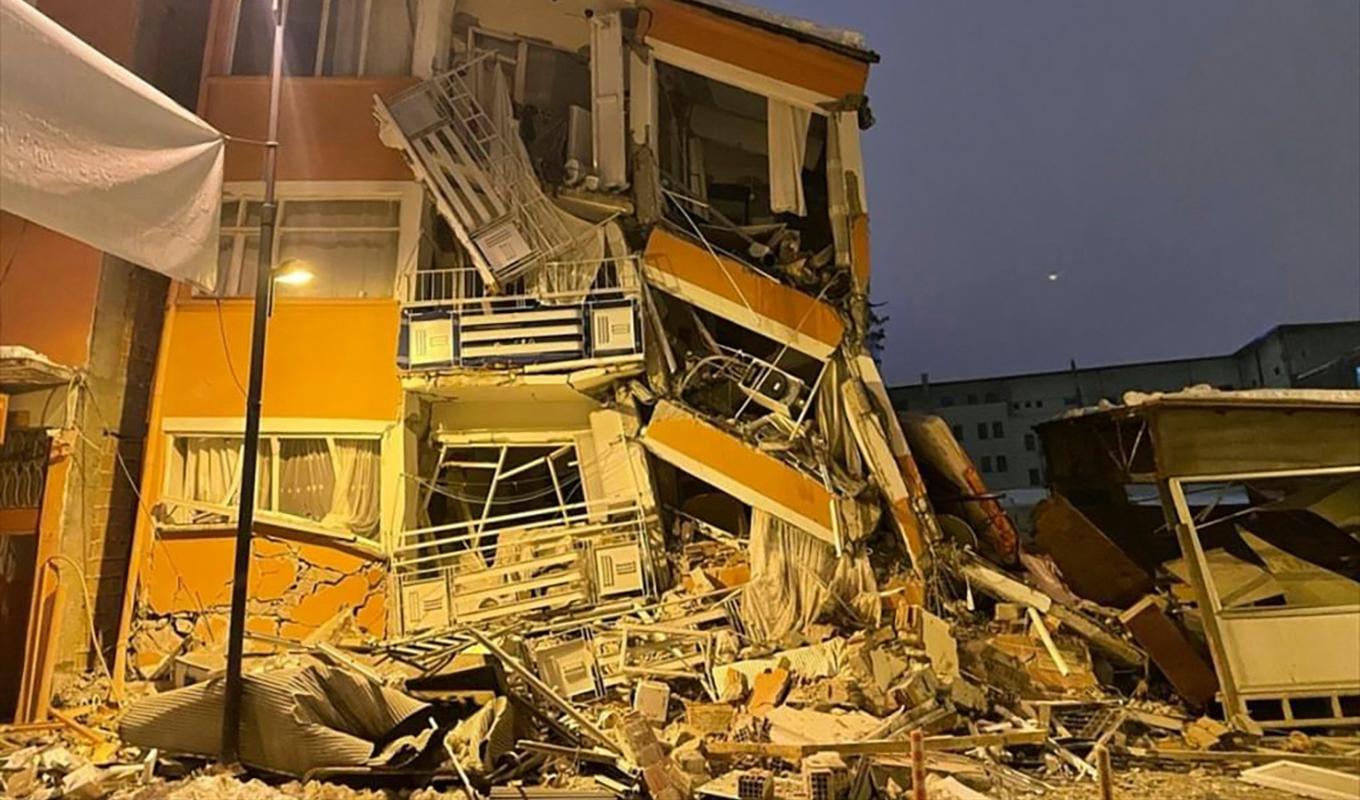 Ett kollapsat hus i Pazarcik i Kahramanmarasprovinsen i södra Turkiet. Foto: Depo/AP/TT