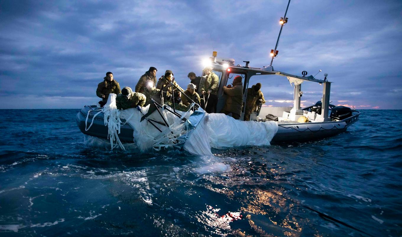 En grupp specialutbildade soldater plockar upp ballongen ur Atlanten. Foto: Amerikanska flottan/AP/TT