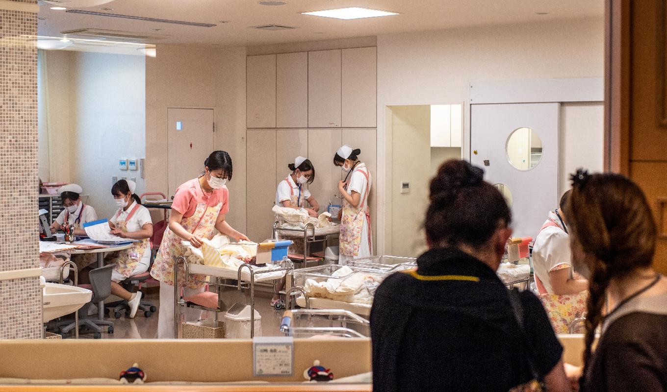 Personal i arbete på en spädbarnsavdelning, Jikei-sjukhuset, Kumamoto, 2022. Sjukhuset är landets enda med bebislucka för övergivna spädbarn. Foto: Philip Fong/AFP via Getty Images